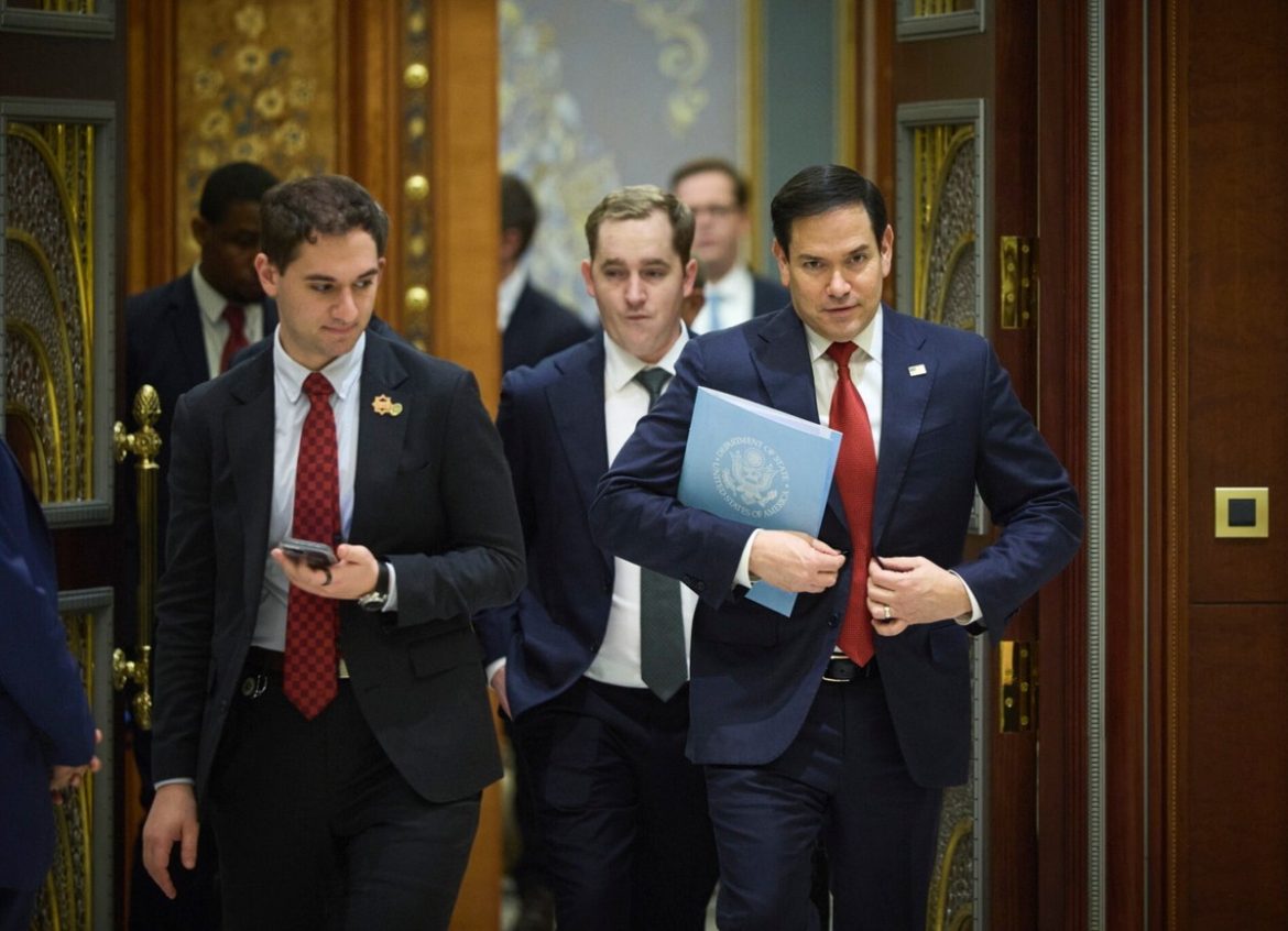 Украина снова с военной помощью США
    

