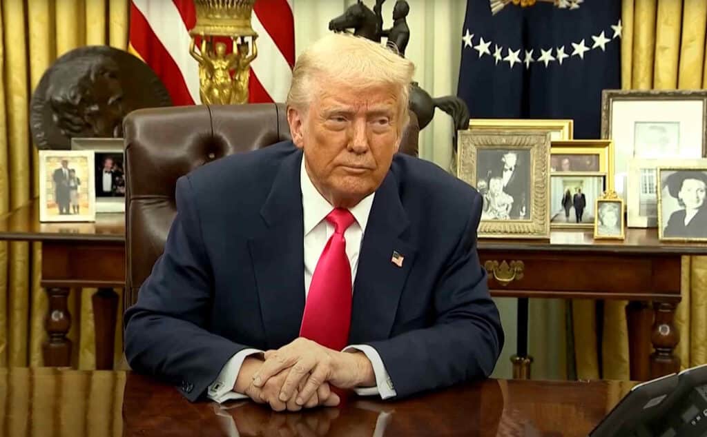 Дональд Трамп в Овальном кабинете в Белом доме
