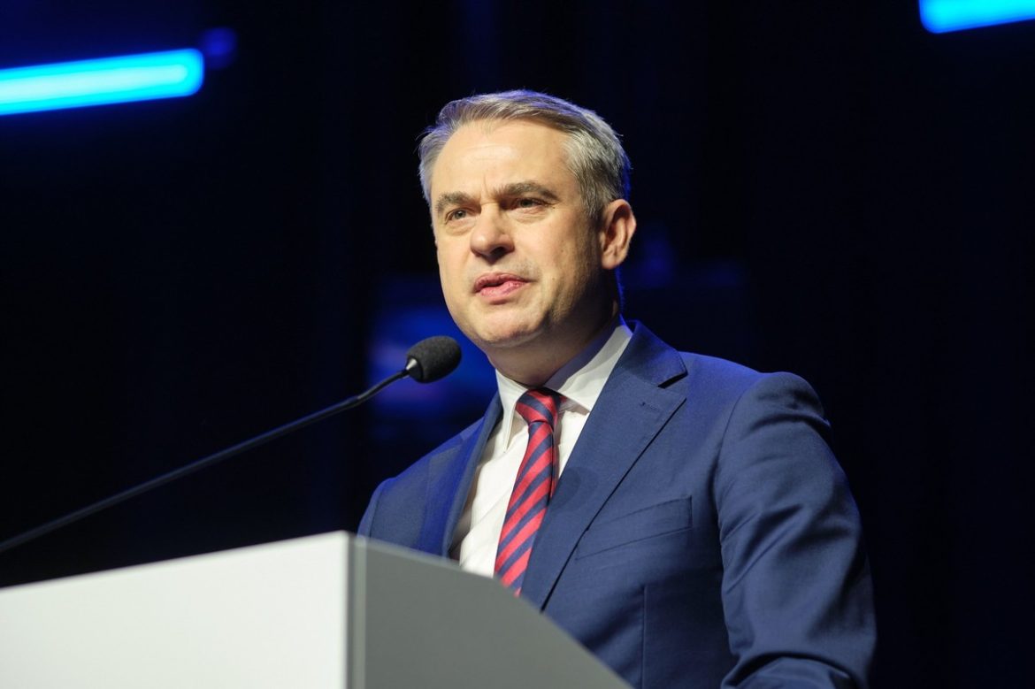 Нам угрожает двойственностью суждений. Идея министра быстро блокировать контент в Интернете
    

