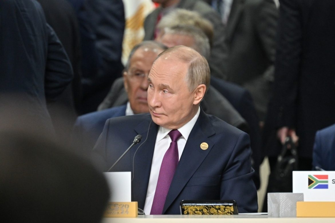 «Имитация мирной деятельности» - Кремль критикует предложение перемирия в Украине
    

