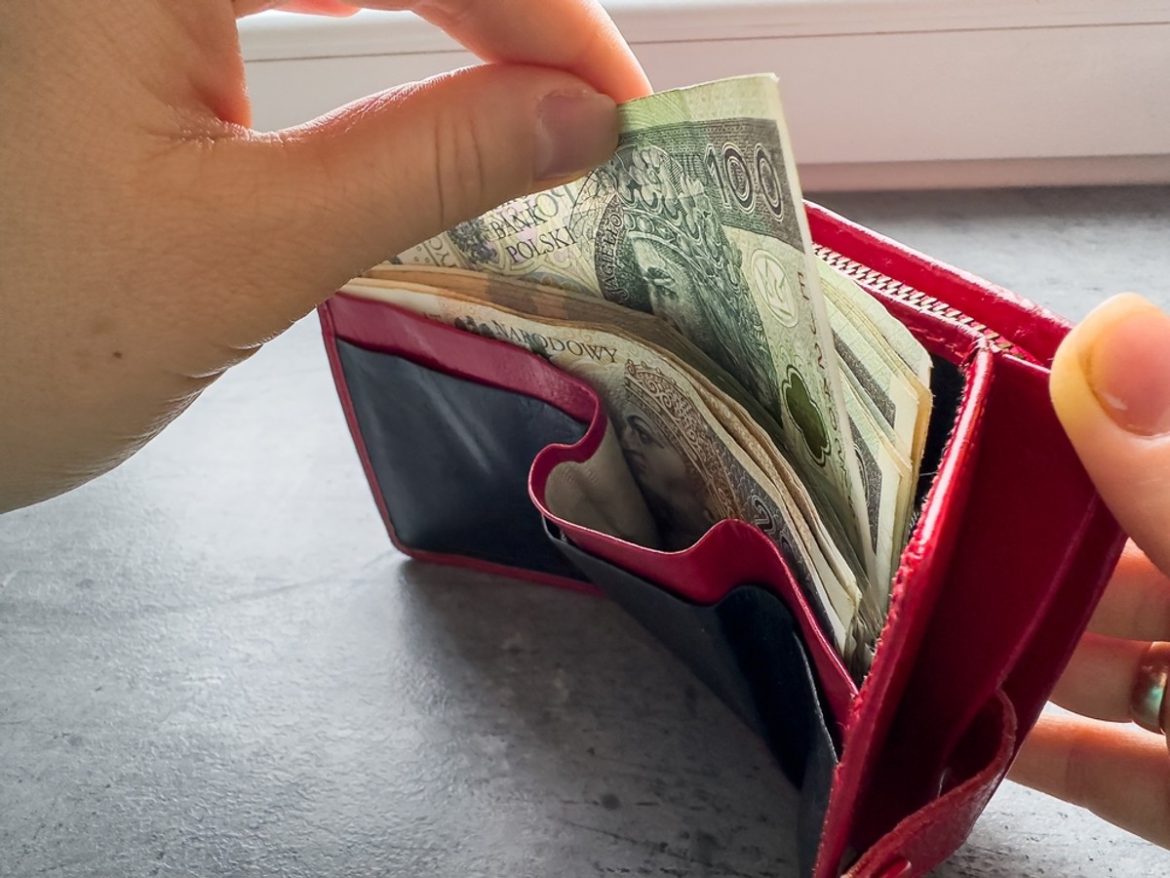 Нет больше лавины увеличения заработной платы. Работодатели указывают, что квалифицированных работников нет
    

