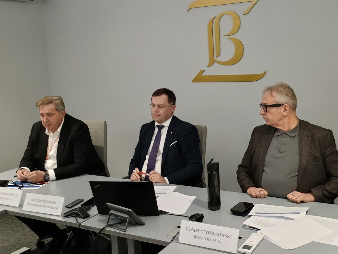 Банкиры представлены
    

