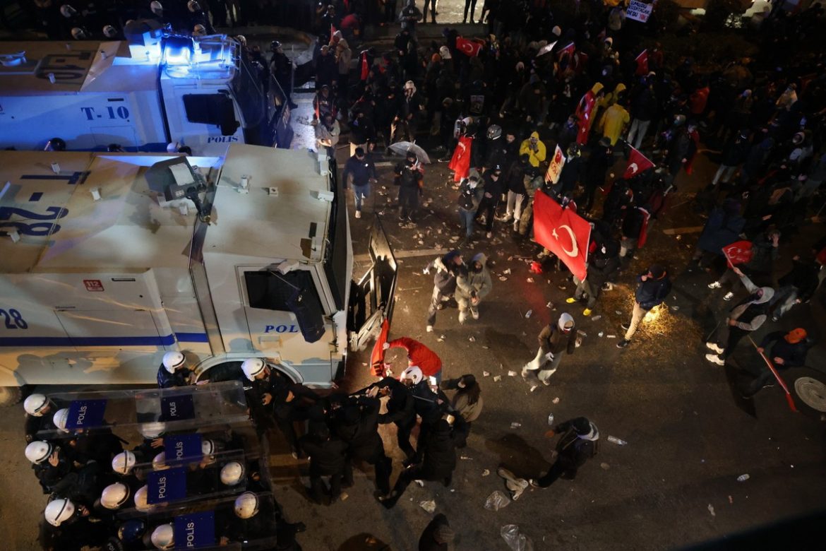 Десятки тысяч демонстрантов снова на улицах Стамбула. Протесты после ареста Имамогла
    

