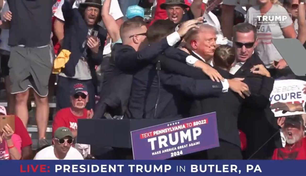 CNN показал портрет Трампа. Президент США получил его от Путина
    

