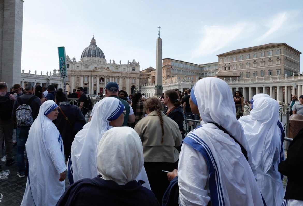 Конклав начнется в мае. Первые даты падают
    

