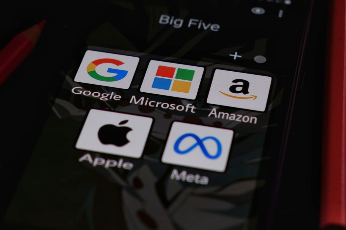 Европейская комиссия попадает на большую техническую технику и накладывает огромные штрафы на Apple и финишную черту
    

