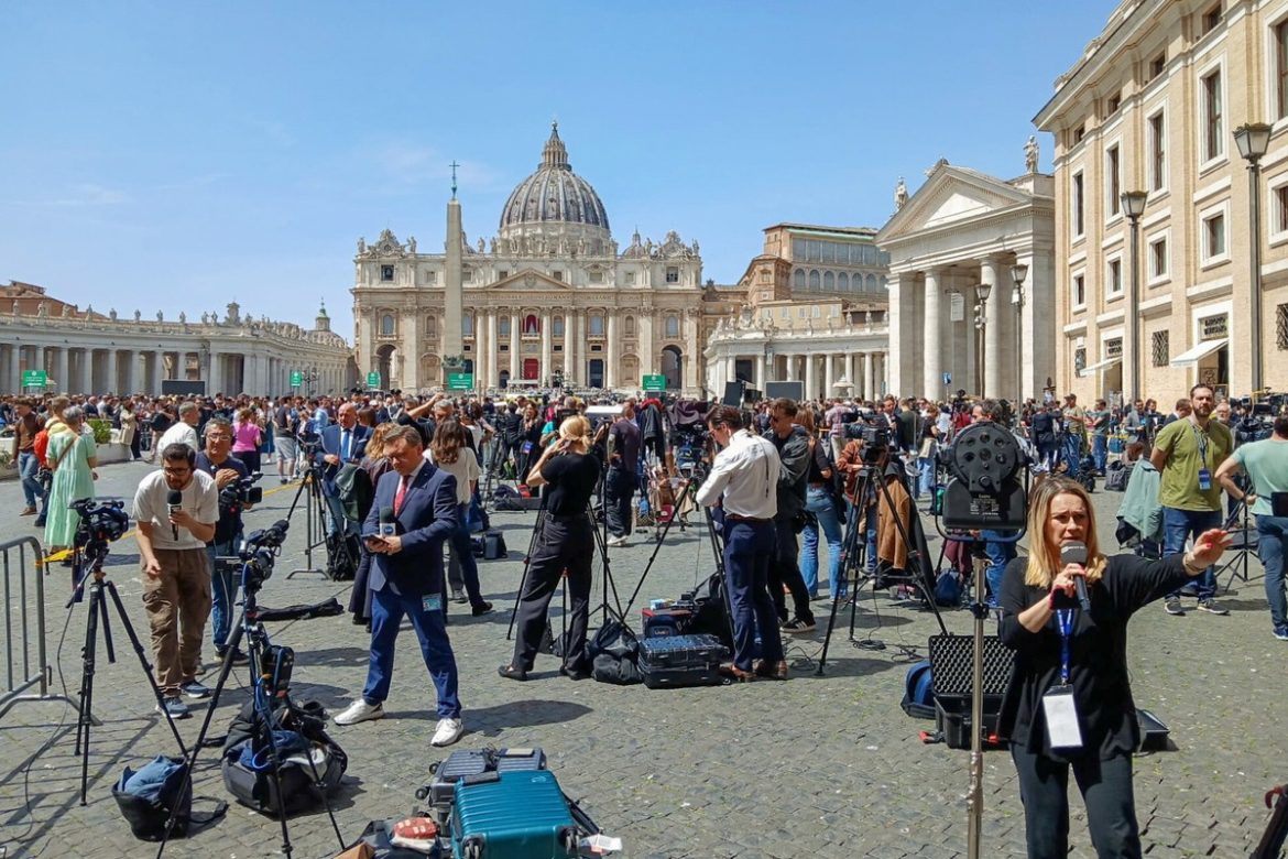 Вечером в Сент -Пиотре верующие остановит четки папы Франциска
    

