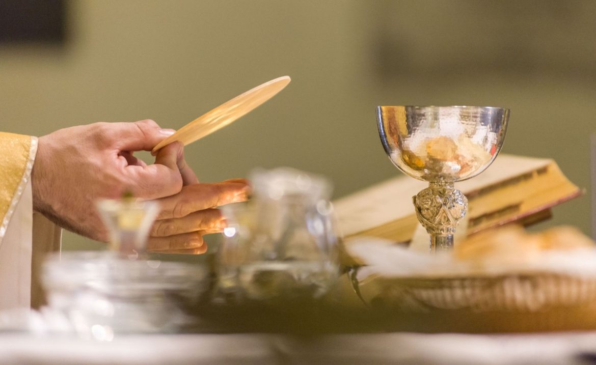 Ватиканские дисциплины священников. «Вы не можете потребовать жертв от бедных за массы и таинства»
    

