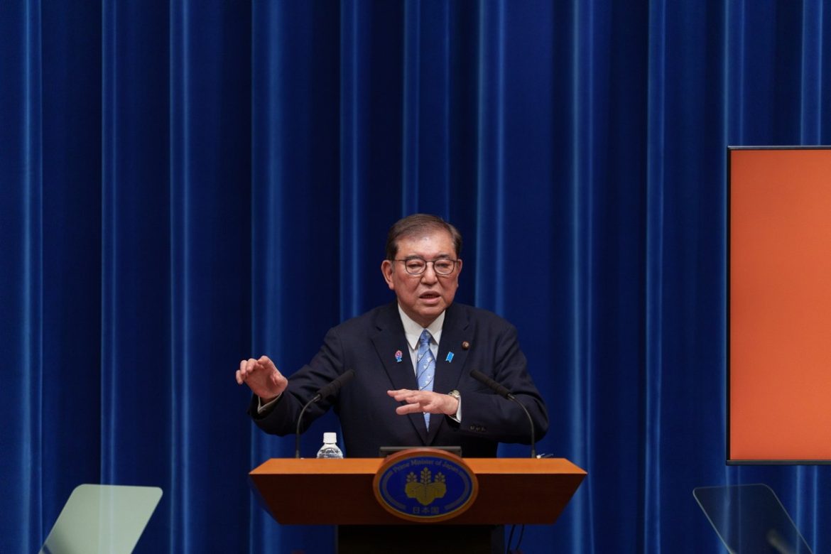 Япония призывает Трампа уйти от взаимных обязанностей
    

