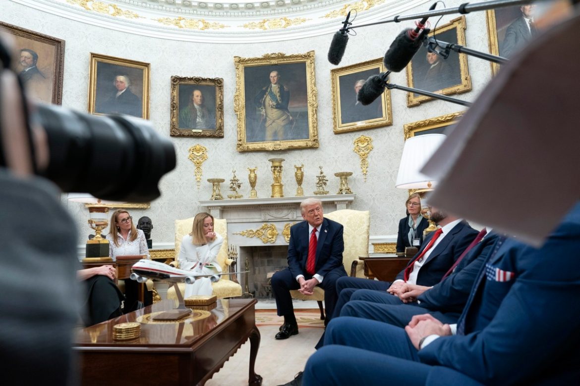 Трамп «рассмотрит» встречу с европейскими лидерами. Тем не менее, им нечего рассчитывать на уступки на таможенные обязанности
    

