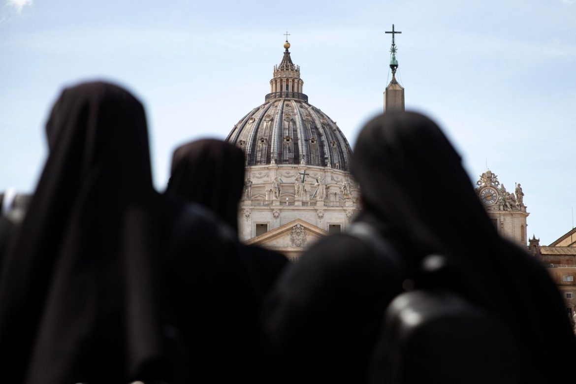 Верные собрались в Св. Петр. Они пришли попрощаться с папой
    

