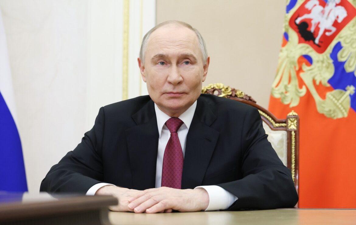 Трамп: Путин абсолютно сумасшедший, он может привести к падению России
    

