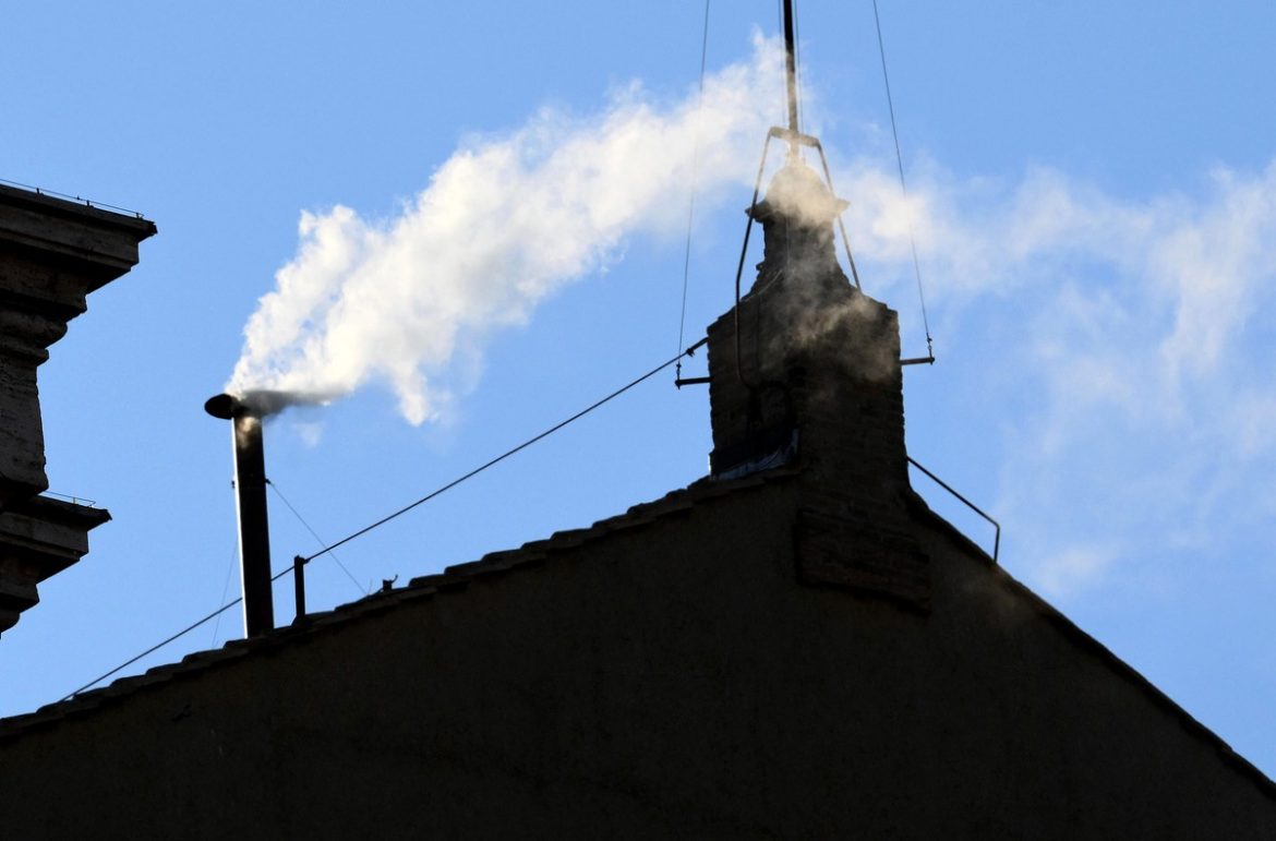 Белый дым над Сикстинской часовней. Кардиналы выбрали новый папа
    

