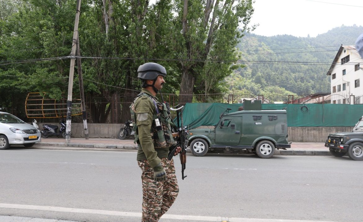 Индийский пакистанский конфликт. Взрывы были услышаны в индийском кашемире. Что случилось с приостановкой оружия?
    

