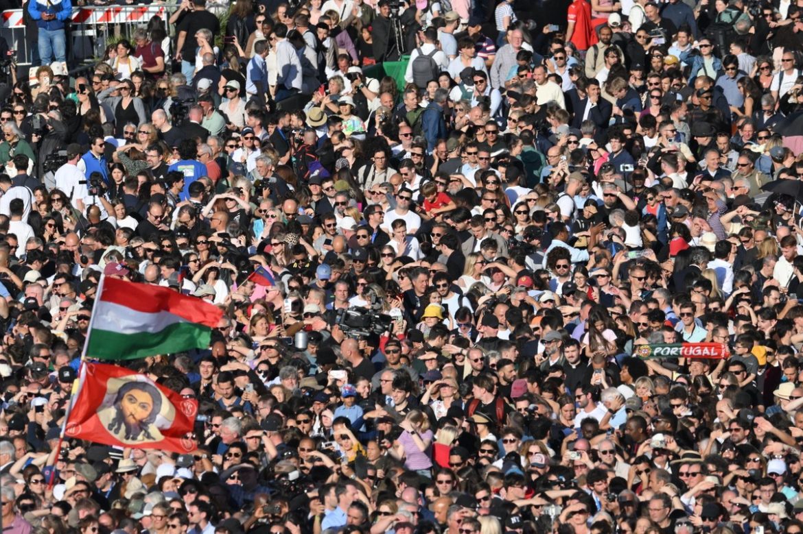 Конклав в Ватикане. Десятки тысяч людей на площади Святого Петра ждут нового папы
    

