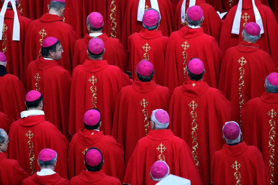 Подготовка к конклаву. Кардиналы обсудили кризисы в церкви
    

