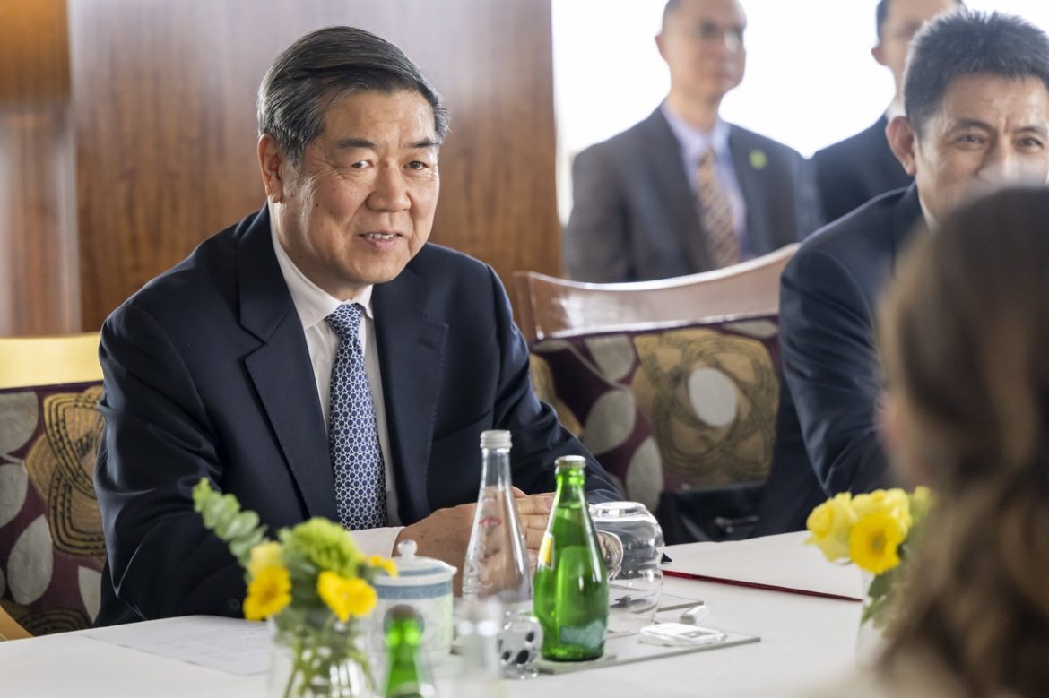 Заместитель премьер -министра Китай: «Важный консенсус» был достигнут во время переговоров с США
    

