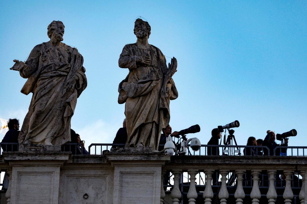 Конклав. Что происходит после выборов Папы?
    

