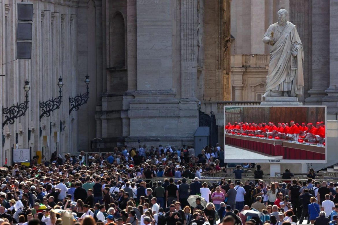 Конклав. Сотни людей в Сент -Пиоре ждут преемника папы Франциска
    


