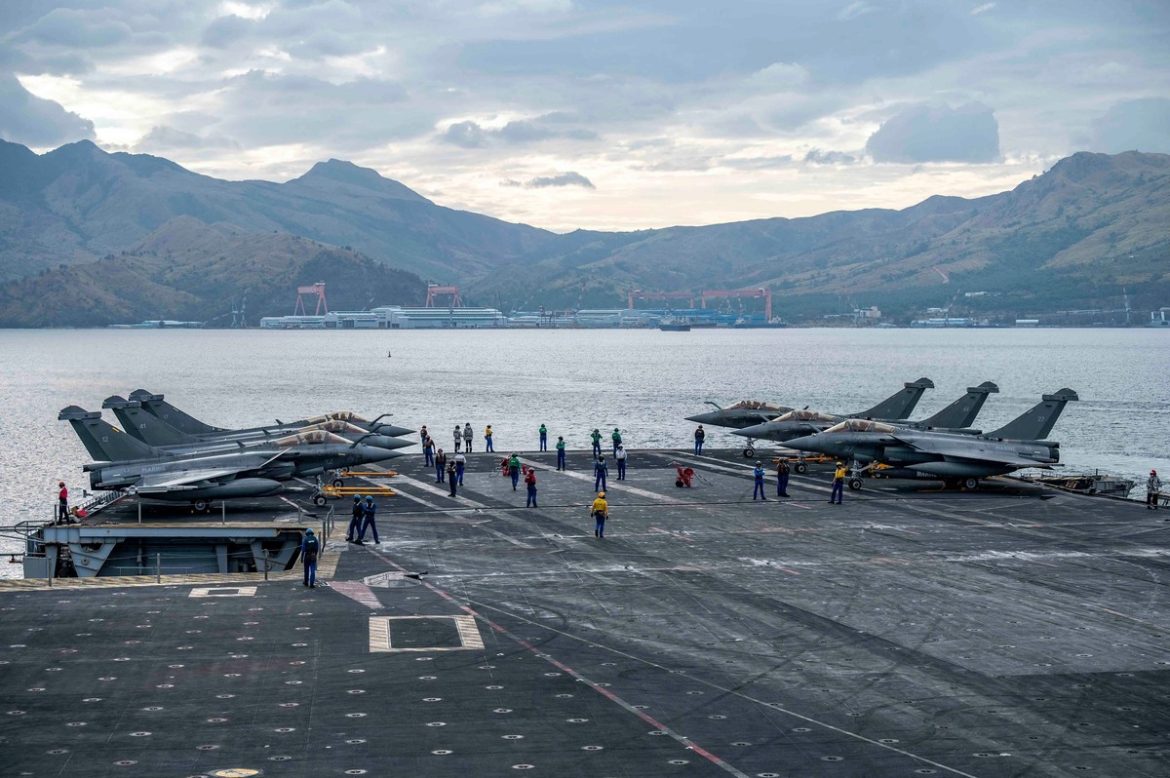 Война висит в волосах. Тихое столкновение Китая с Западом в необычном месте
    

