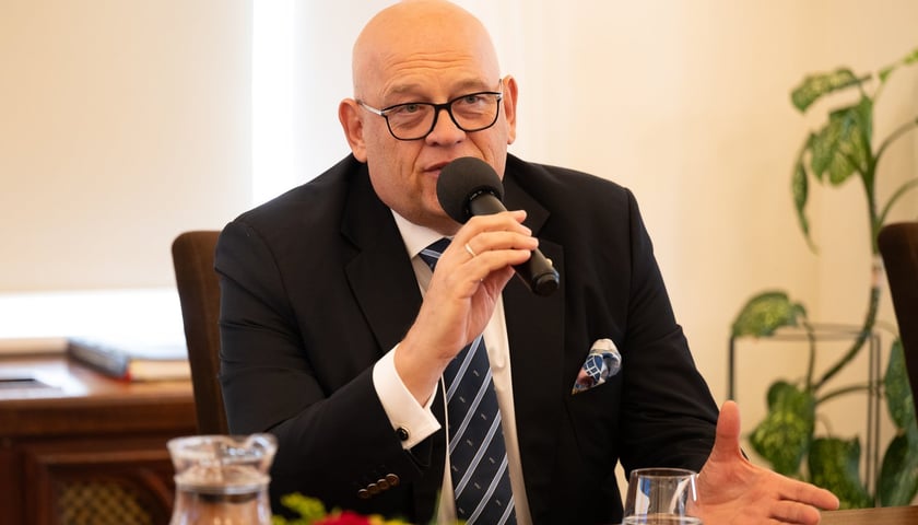 <p> Конференция в офисе президента Джейсека Сатрик, посвященная разработке гастрономической индустрии во Вроцлаве — на фото Maciej Dobrzyniecki </p>
<p>» width=»840″ height=»480″/></p>
<p> <span class=
