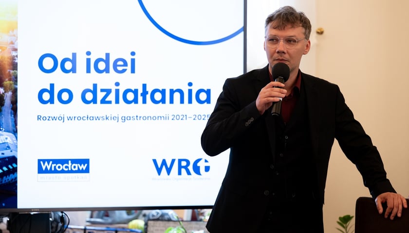 <p> Конференция в офисе президента Джейсека Сатрик, посвященная развитию гастрономической промышленности во Вроцлаве — на фотографии Альфред Вагнер </p>
<p>» width=»840″ height=»480″/></p>
<p> <span class=