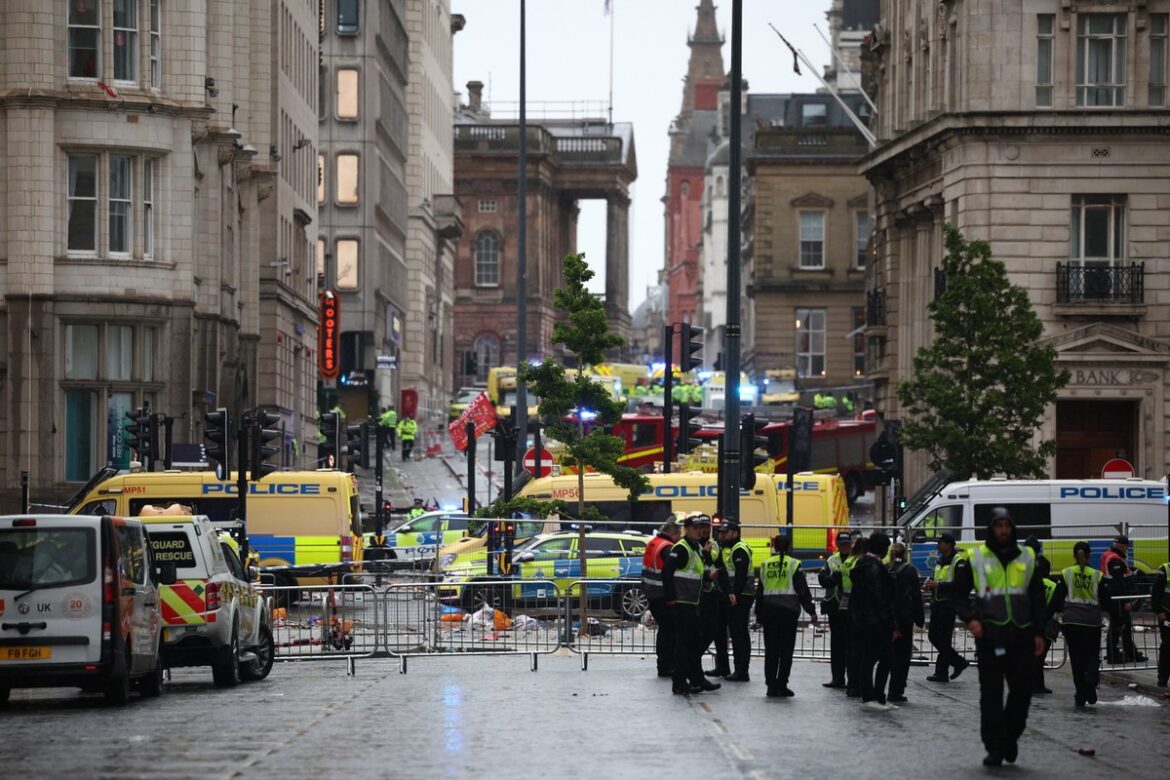 Ливерпуль. Автомобиль вошел в толпу фанатов. 27 человек пошли в больницу
    

