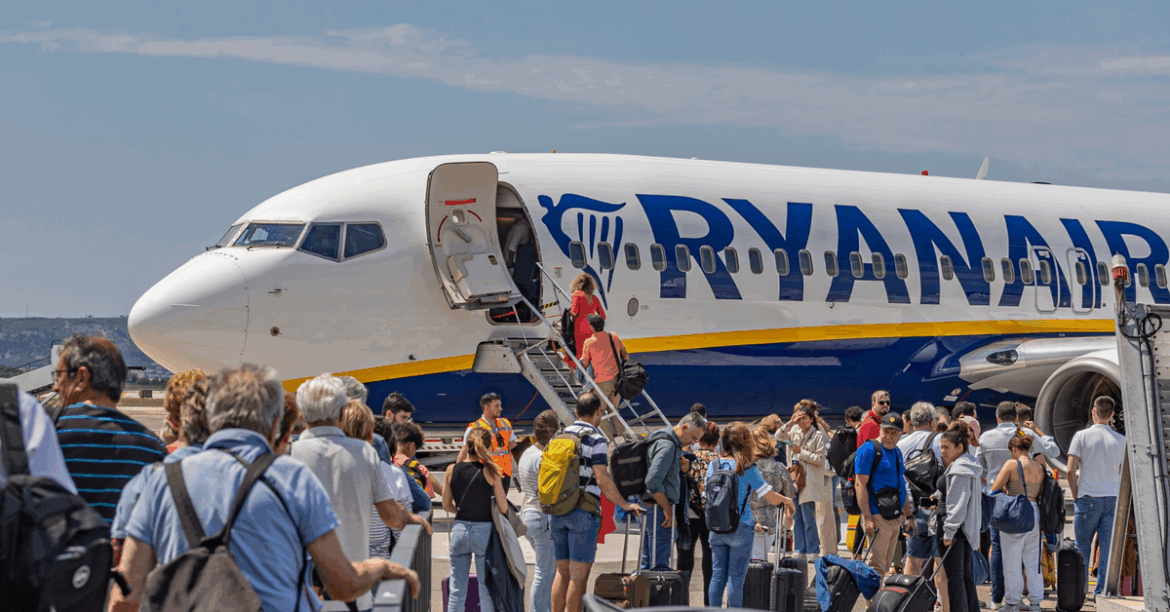 Ryanair представляет штраф за пассажиров, нарушающих заказ в самолете
