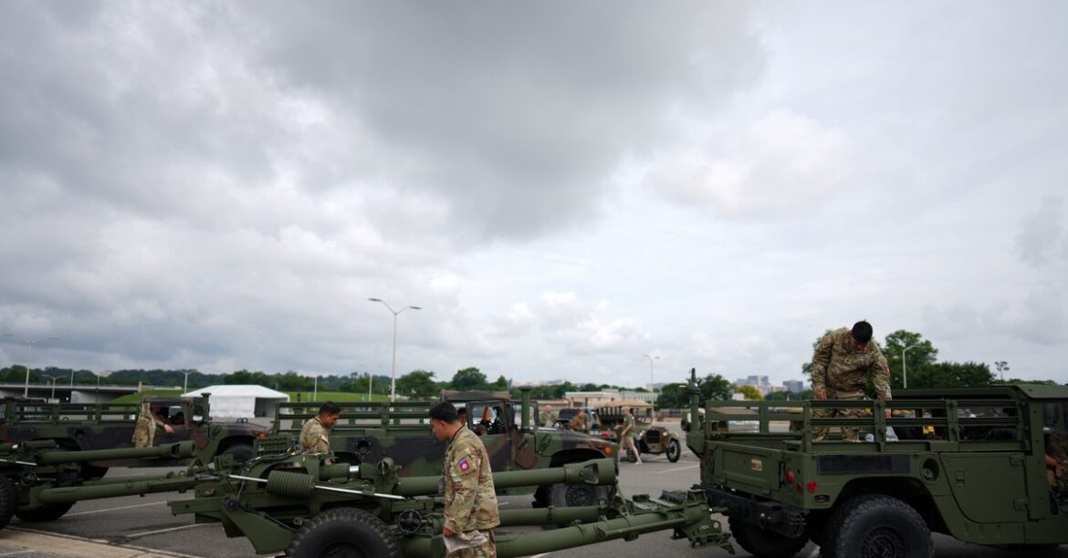 Дональд Трамп празднует свой день рождения и объявляет о великом военном параде. Будет потреблять миллионы долларов
