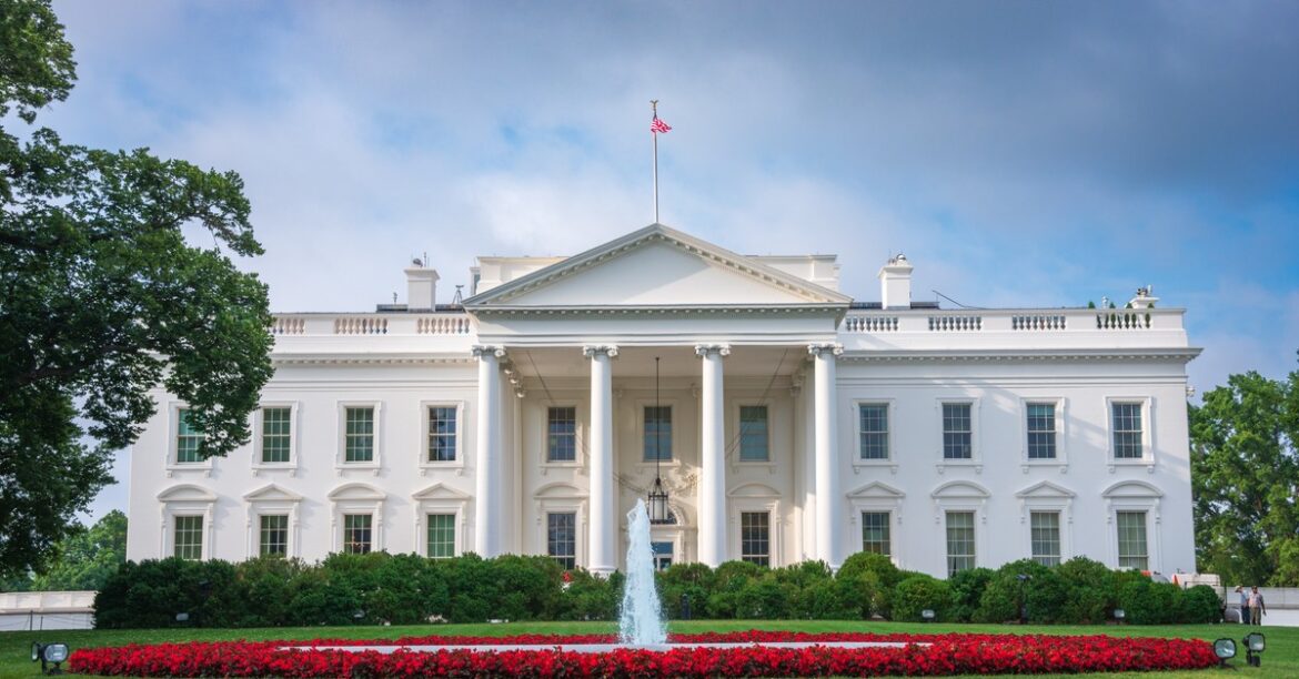 Белый дом отрицает информацию «Вашингтон пост» о отправке иммигрантов в Гуантанамо
