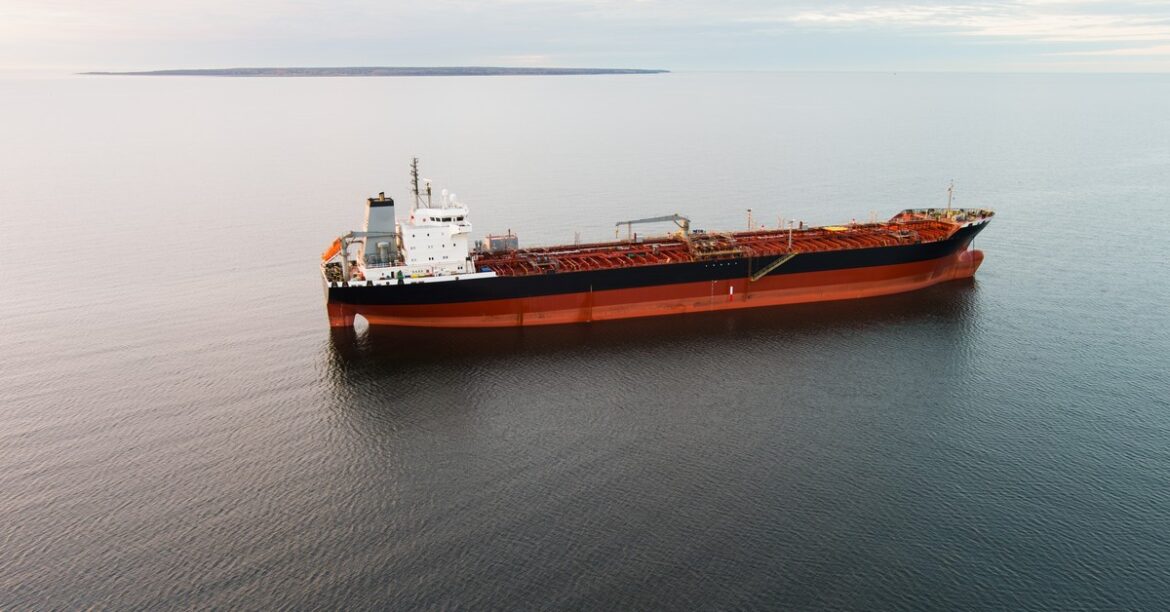 Иран хочет закрыть пролив Ормуза. Это единственный маршрут, который может проходить перенос нефти
