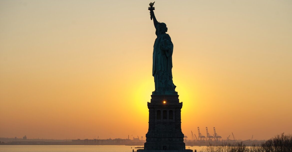 Администрация Трампа рассматривает возможность продления списка стран с запретом на поездки в США.
