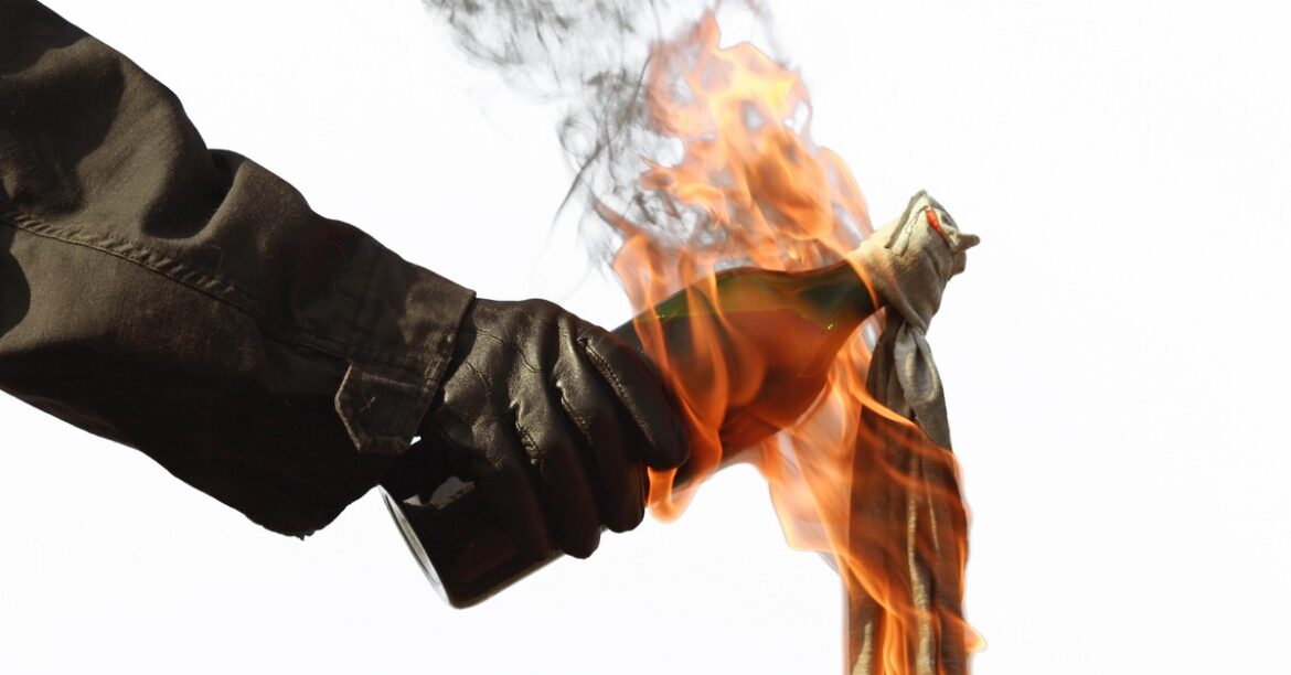 Антииммиграционные беспорядки на севере Ирландии после изнасилования подростка. Они ранены
