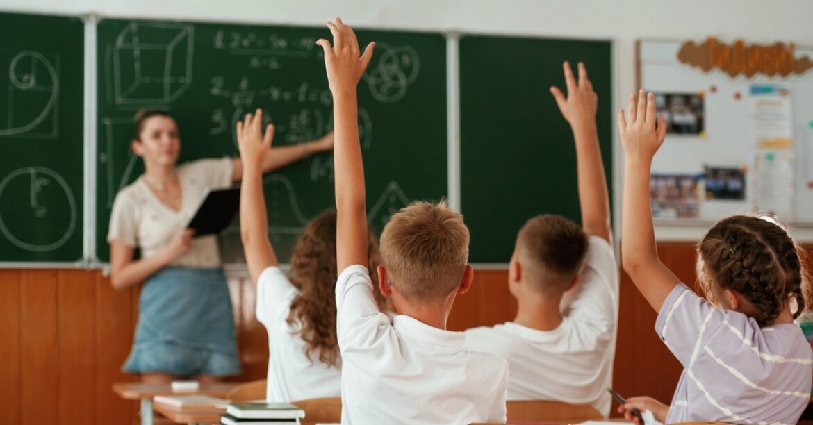 Обнаружение ворота появится у входа в французские школы
