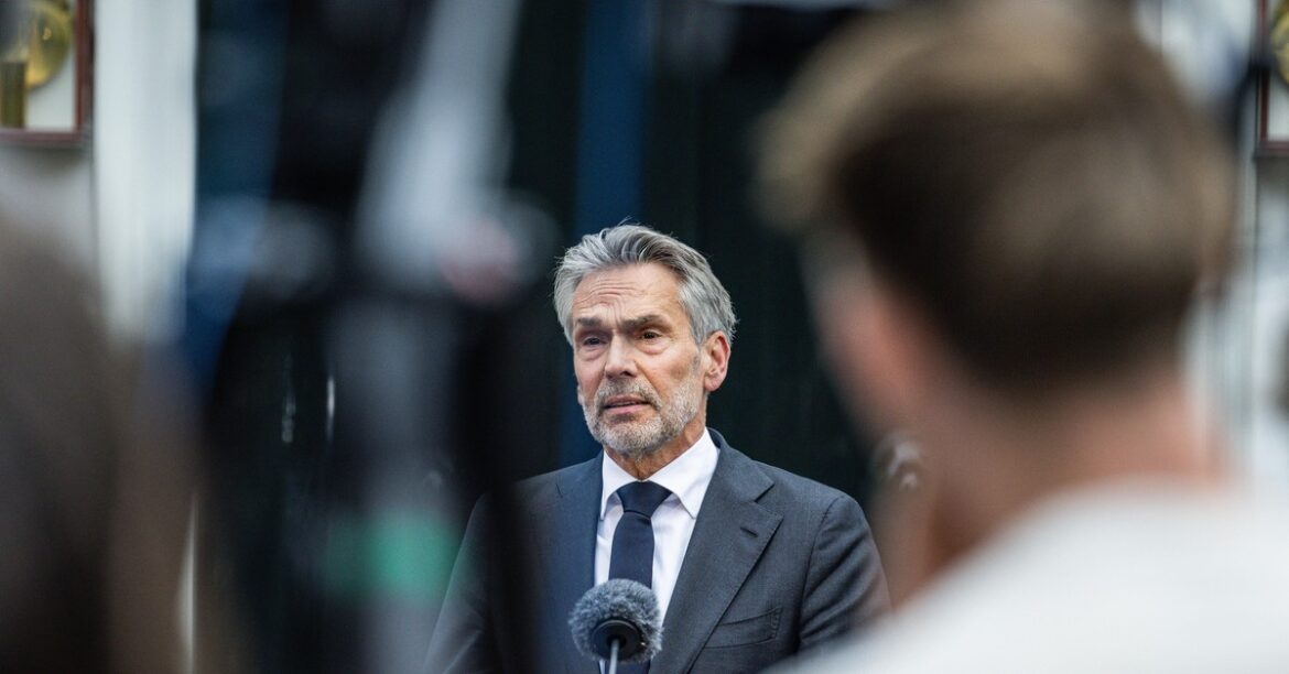 Премьер -министр Нидерландов Дик Шуф ​​подал в отставку
