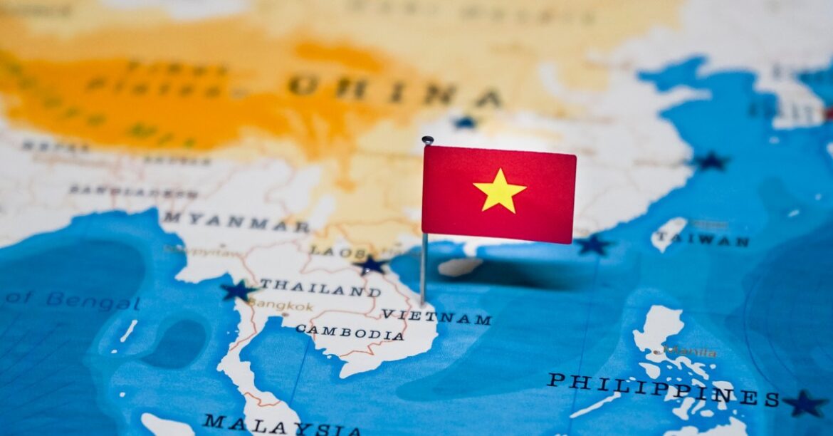 Туристическая лодка затонула. По меньшей мере 18 человек, отдыхающих во Вьетнаме, были убиты. Среди жертв могут быть дети
