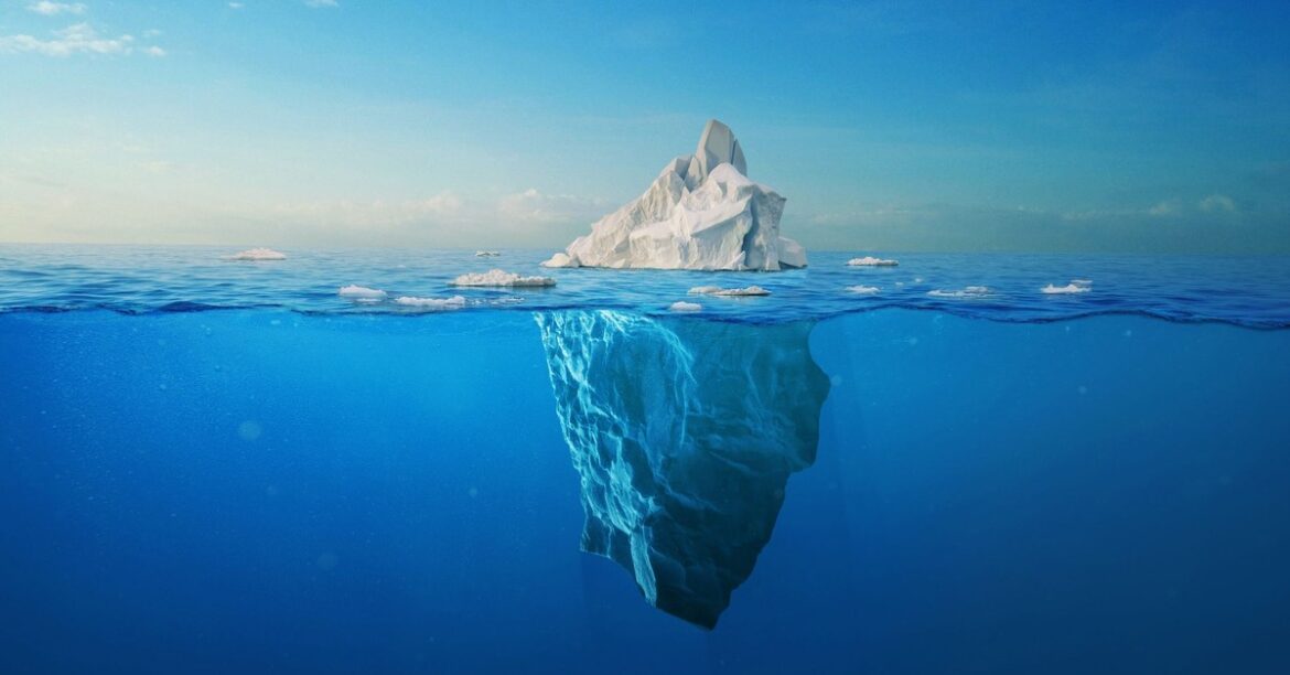 Гигантский айсберг подошел к порту Гренландии. Эвакуация возможна
