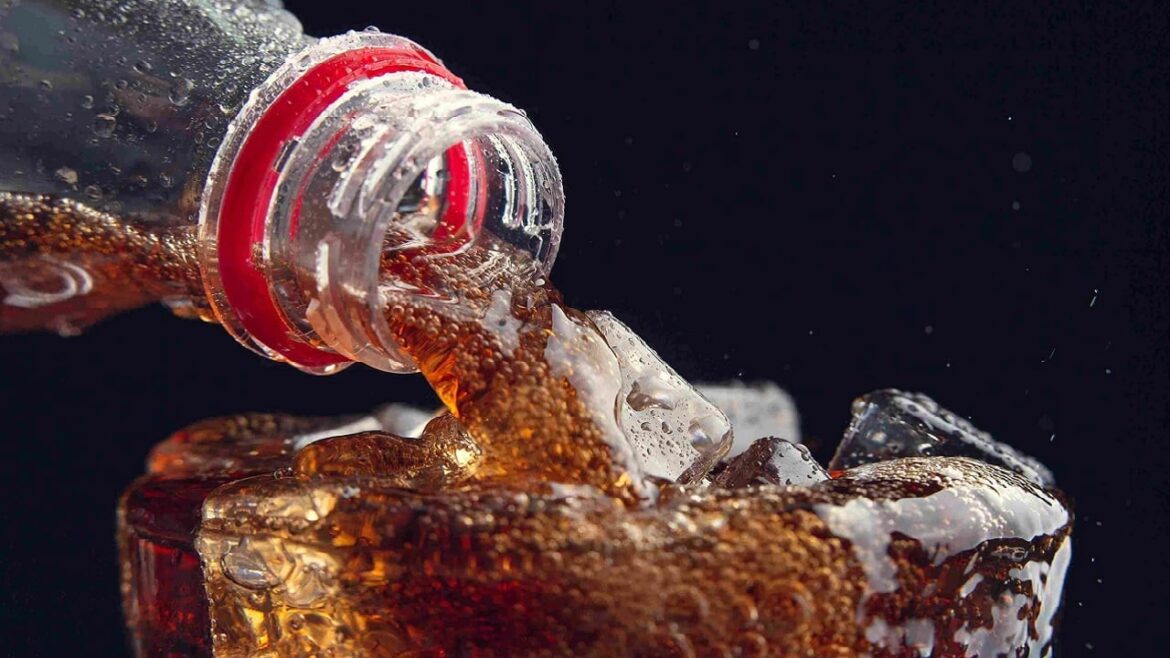 Coca-Cola после нового. Трамп меняет композицию знаменитого напитка
