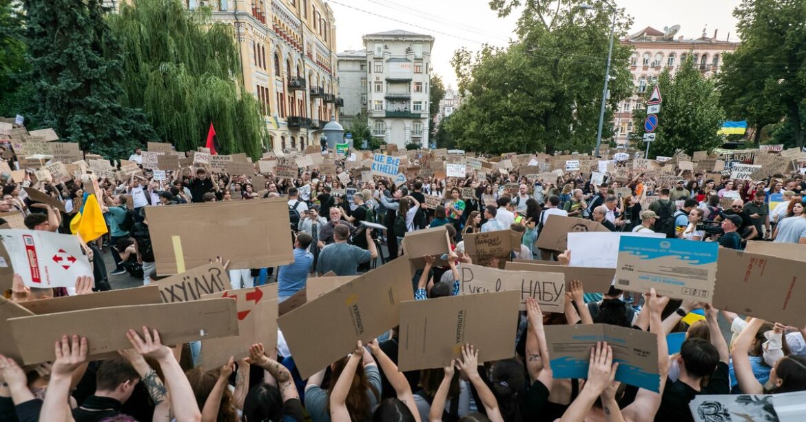 «Не для коррупции во власти». Украинцы вышли на улицы 17 городов
