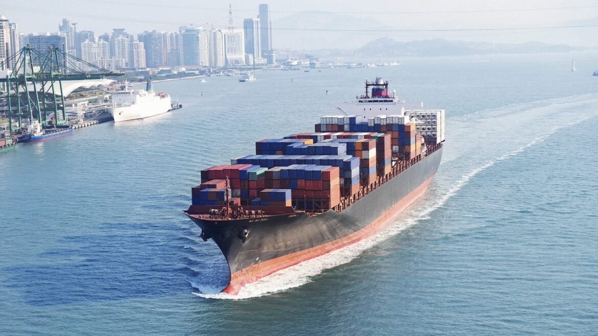 Должен быть перед таможней: четыре корабля, заполненные металлической гонкой с течением времени
