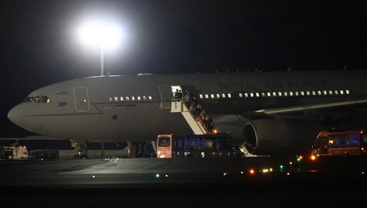 Правительство тайно принесло десятки тысяч афганцев. Утечка данных из министерства и судебный процесс
