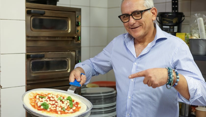 <p> Амелем из ресторана Vivere Italiano -отличный шеф -повар, здесь он готовит пиццу без глютена </p>
<p>» width=»840″ height=»480″/></p>
<p> <span class=