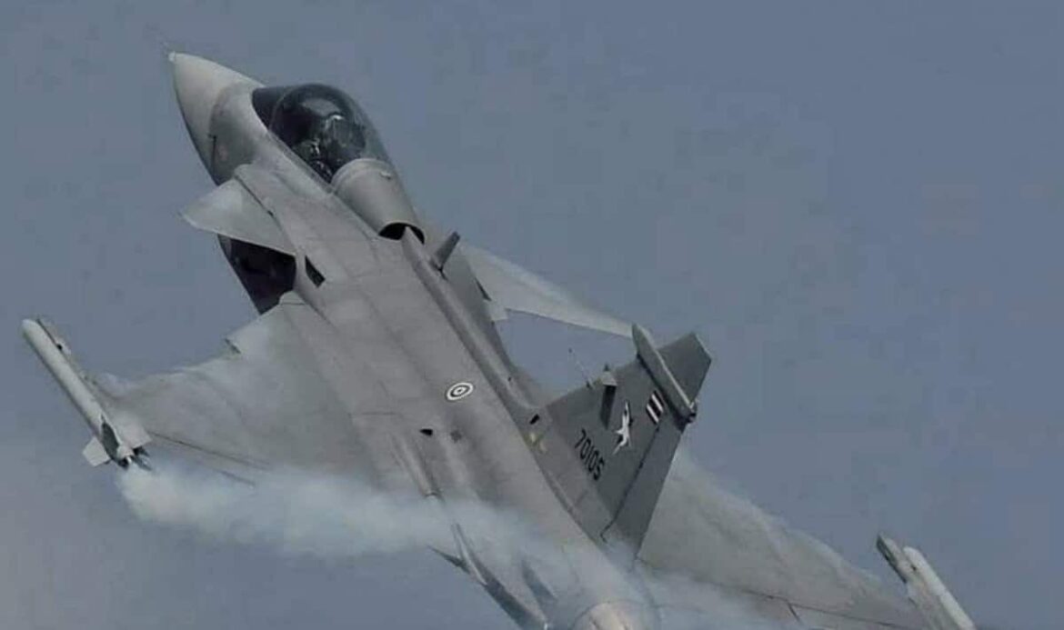 Снимки в храме, шведские бойцы впервые в битве, телефон от Трампа. Тайско-кхмерская война длится второй день
