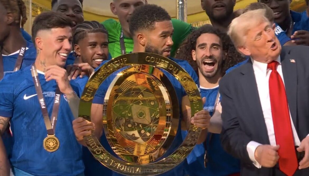 Трамп раздался, но он полностью крадет шоу. Он праздновал с игроками «Челси»
