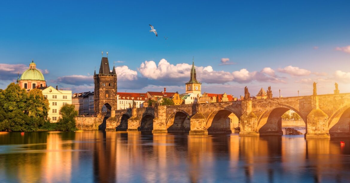 Прага без электричества. Городской транспорт стоял в чешской столице, люди застряли в лифтах
