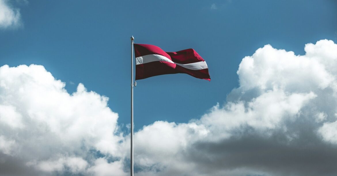 Латвия задерживает строительство защитного барьера на границе с Россией и Беларусью. Все из -за погоды
