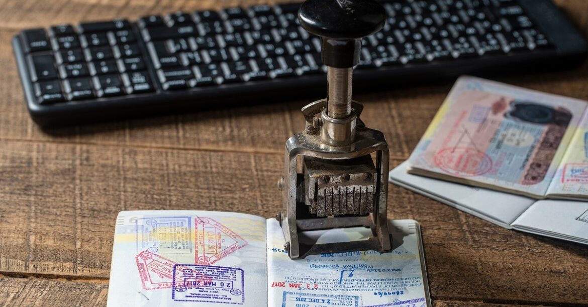 Конец марок в паспортах. ЕС запускает новую систему регистрации путешественников
