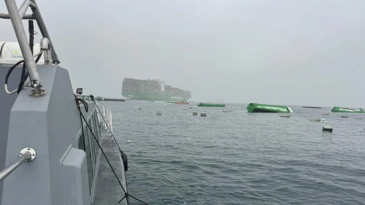 Понцелиер с дрейфом нагрузки в море, приближаются к наиболее важному порту в стране, подверженным риску. Цунами ударил по кораблю
