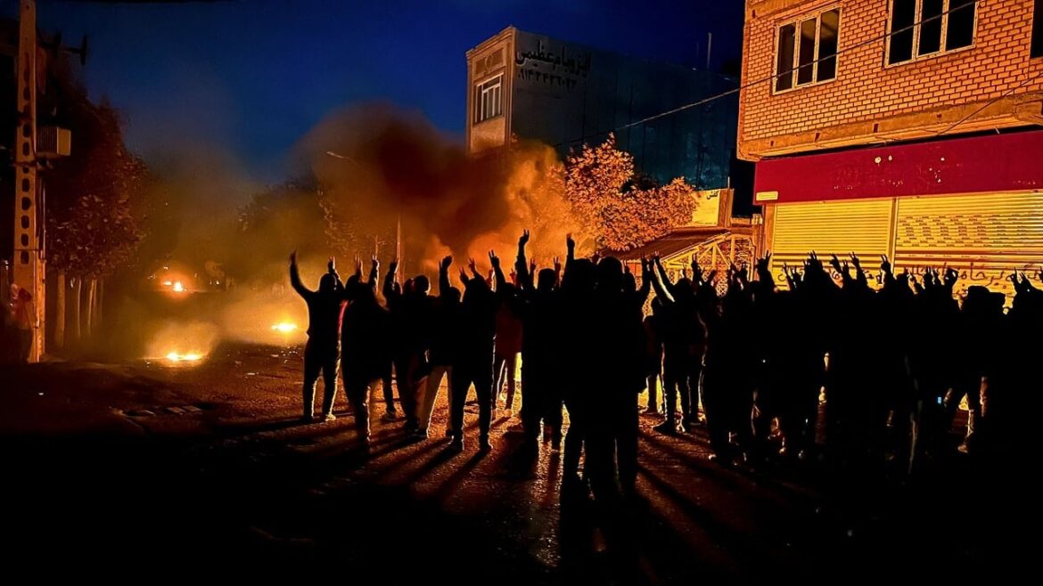 Война, отсутствие воды, электричества и топлива. Протесты встряхивают всю страну, спрос на золото взорвался
