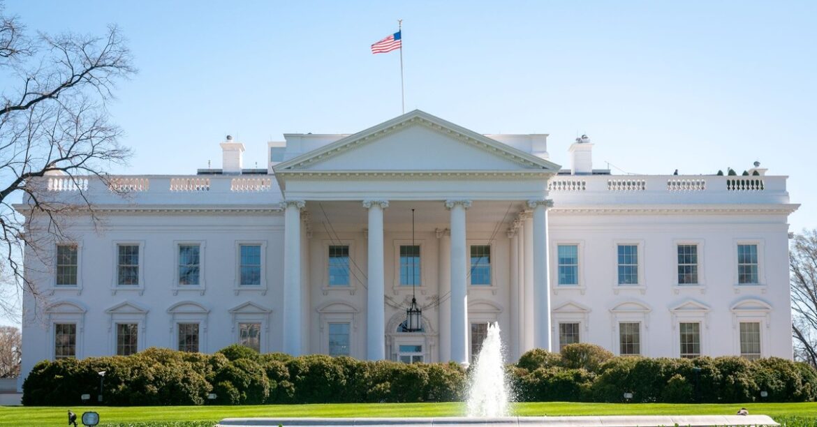 Новая визовая плата в США - шокирующие компании. Белый дом объясняет детали
